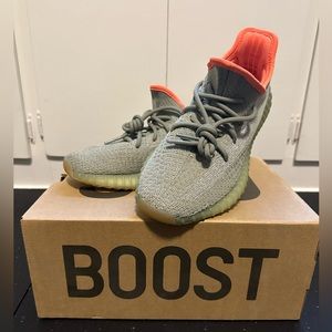 39.5 Yeezy Boost 350. Slightly worn, missing insoles